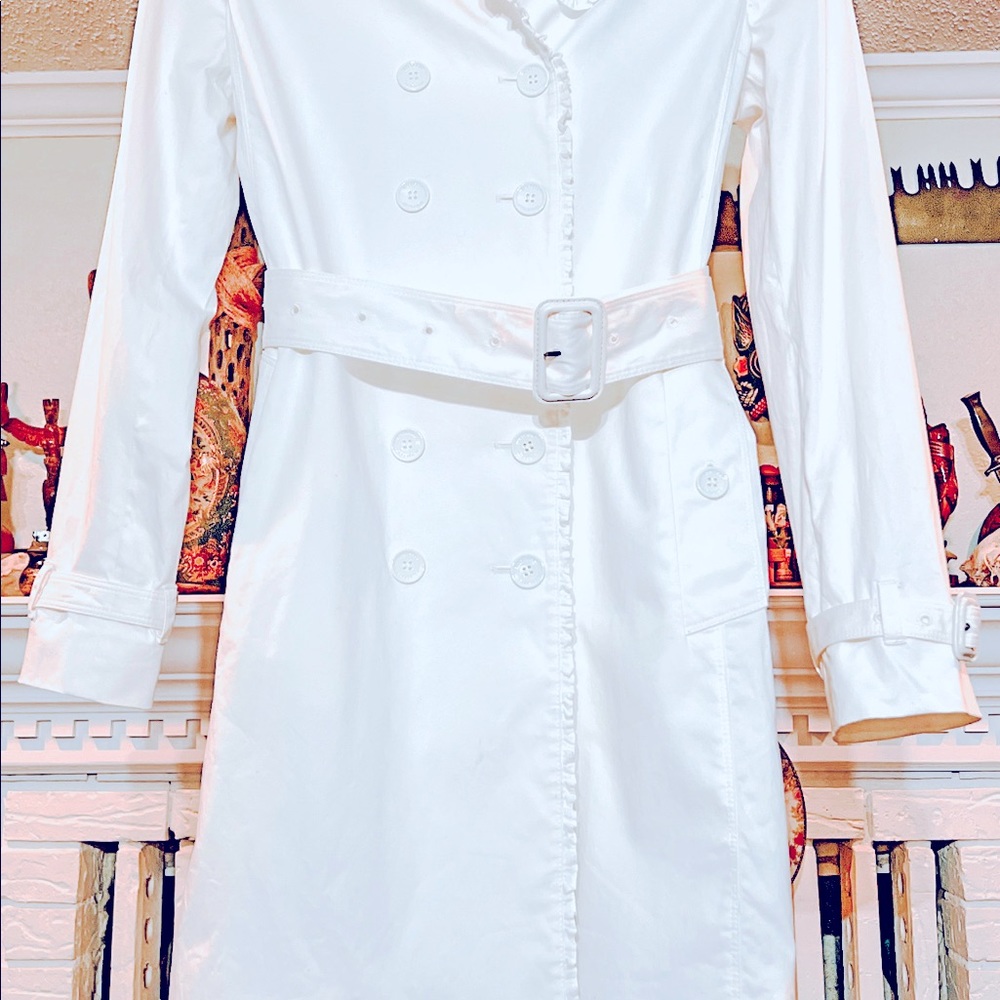 Burberry Trench Coat w/ruffled edges White / Cream